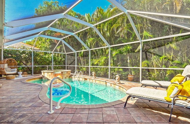 Rare Find! Tropical Garden Lux Villa -heated pool and spa-12 min from the beach!