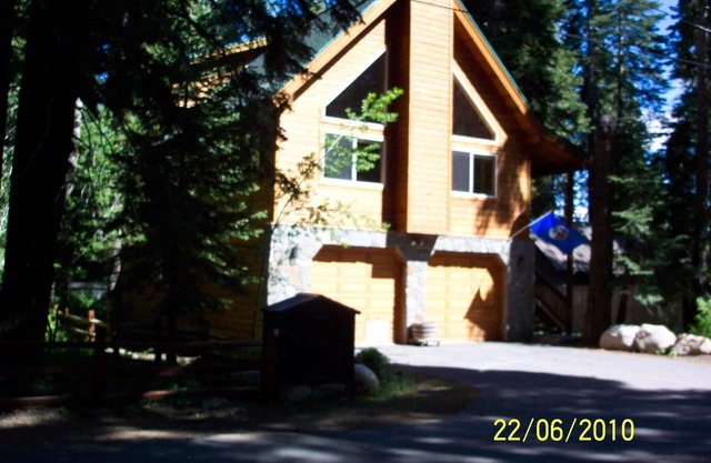 Rare Lakeside Location! Park the car and relax. Minutes to Lake! Sleeps 5