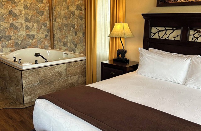 Rare Thanksgiving week 2-bedroom resort in fantastic Gatlinburg TN.