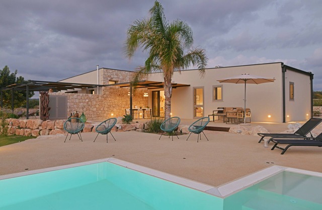 Rariki, hillside villa, 4 minutes from beaches and views of the Ragusa coast.