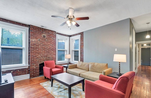 Ravishing Second Floor Unit in STL (2E)
