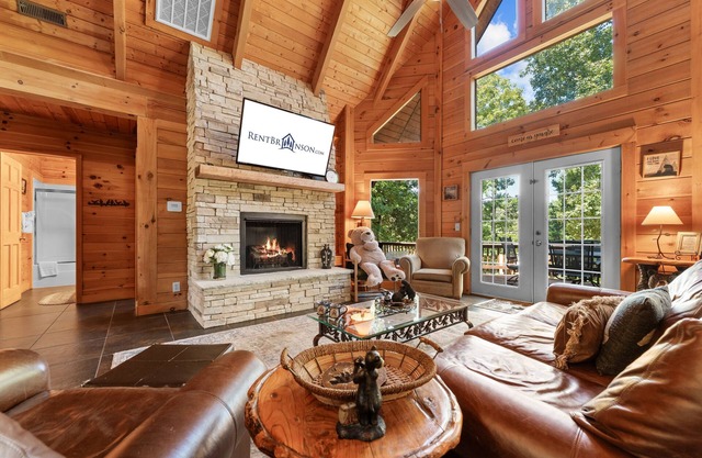 Real Cabin, Vaulted Ceilings, $400 of Daily Tickets, Hot Tub, Near Big Cedar