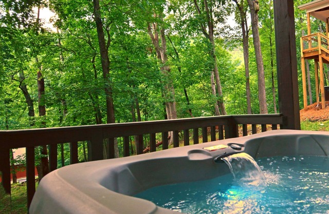 Recently Refreshed 5BR | Game Room | Fire Table | Hot Tub | 3 Mins From Slopes