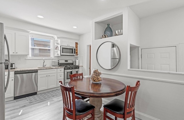Recently Remodeled Ocean-Block Cottage
