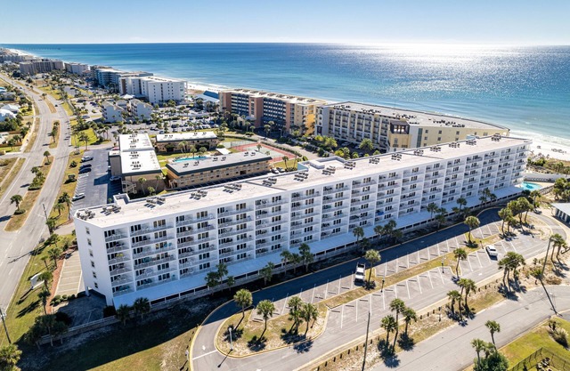 Recently renovated 2 bedroom Short walk to the beach Condo by RedAwning