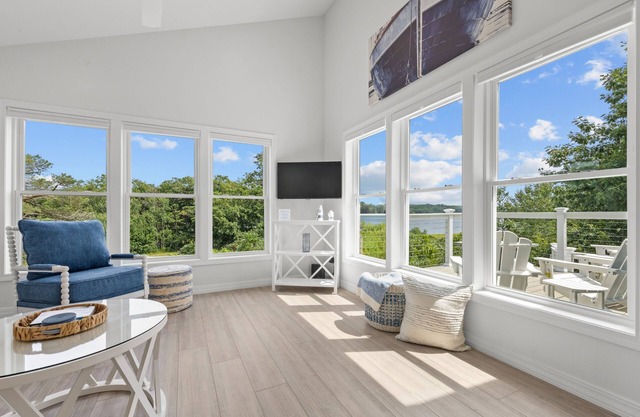 Recently renovated cottage with wifi, firepit, & stunning river views