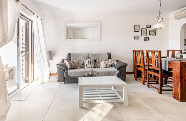 Recently Renovated Ground Floor Apartment, 2 new Bathrooms with walk in showers