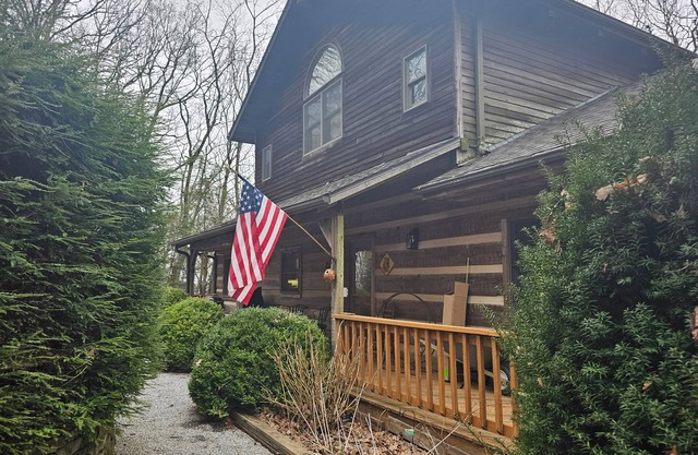 Reconnect with nature in this cozy, dog-friendly mountain retreat with Views