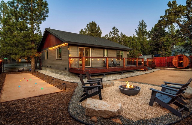 Recovery Getaway I Sauna, HotTub, BocceBall, ARCADE! LargeDeck, Pets OK,