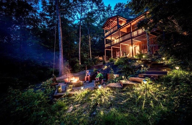 Red Apple Mountaintop cabin hot tub, WiFi, Pet friendly, Fireplace, pit, BEST VIEWS