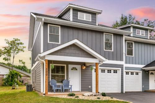 Red Bud Sycamore by AvantStay Custom Group Retreat w Patio