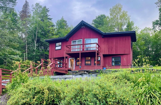 Red Chalet, 5mins to Mt Snow, 15mins to lake, Hottub, Firepit, Fireplace