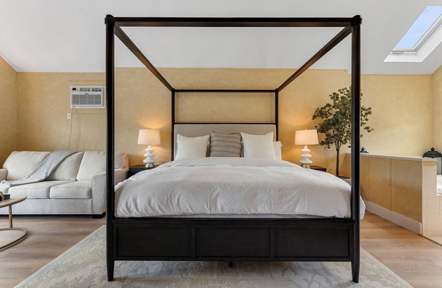 Red Clover Inn Romantic King Suite near Killington