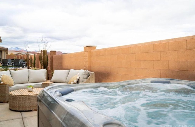 Red Desert! Brand New! 5 bedroom! Private Hot Tub! Dog Friendly!