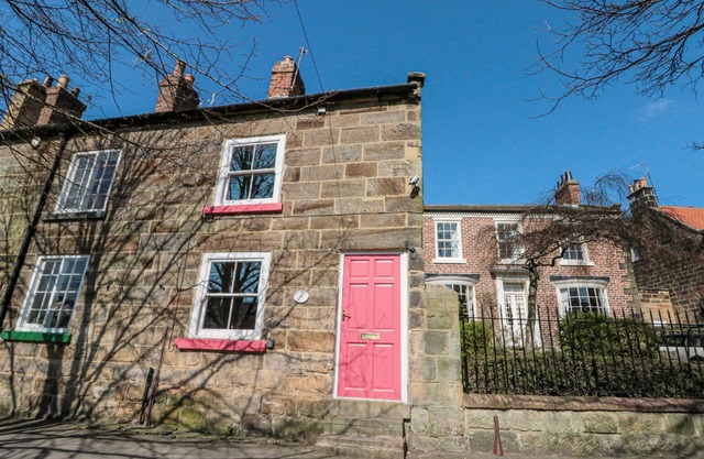 RED GROUSE COTTAGE, pet friendly, with open fire in Guisborough