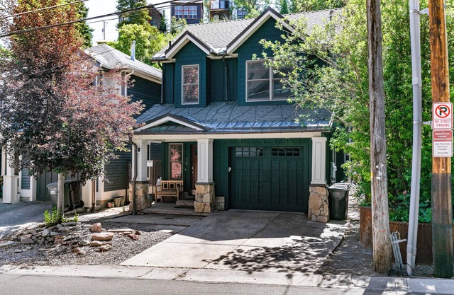 Red Hawk by AvantStay | Charming Cabin w/Theatre & Spa 5mins to Deer Valley Mtn