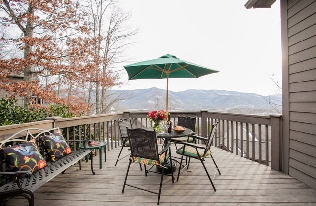 Red Plum Town Home| Mountain View & 5 Min. to Town!