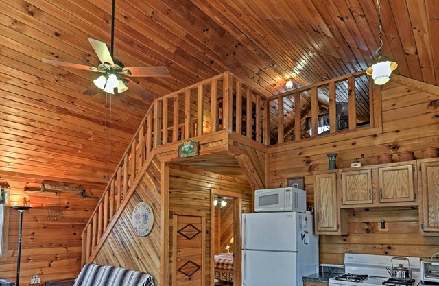 Red River Gorge Cabin: 3 bedroom/1.5 bath, laundry, 4 guests, 2 wooded acres.