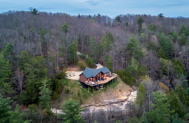 Red River Gorge Cabin with Hot Tub~AMAZING VIEW~Pool Table~Perfect for groups