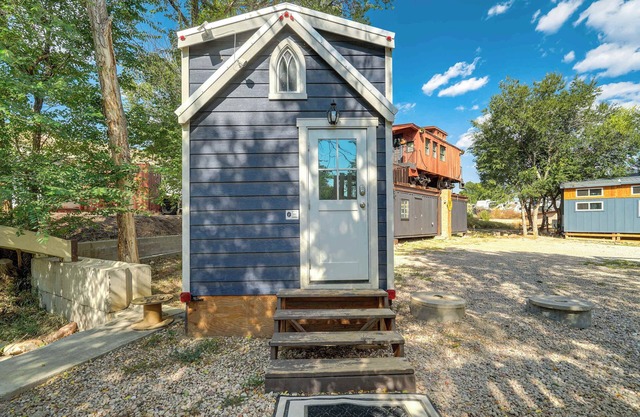 Red Rock Roost! Posh Studio near Hiking Trails