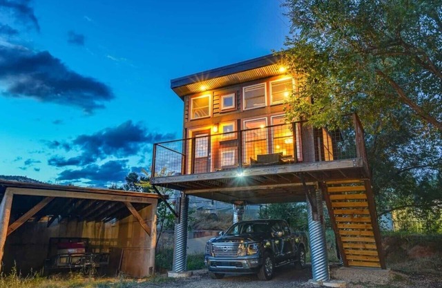 Red Rock Treehouse! Unique in Old Colorado City!