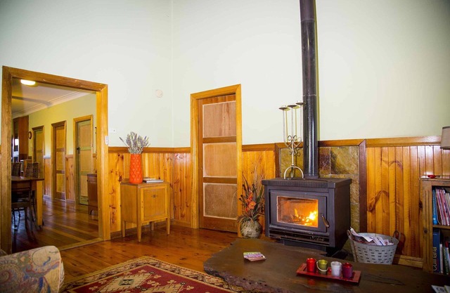 Red Tractor Retreat - Country-style 3 bdrm cottage plus 2 studio rooms with pool and breakfast basket