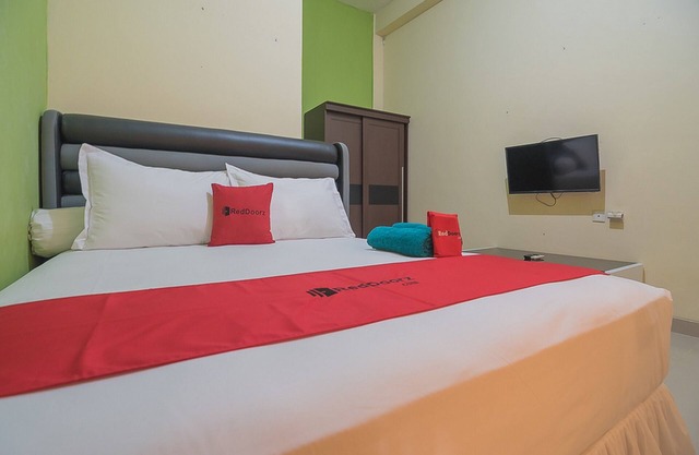 RedDoorz near Living Plaza Balikpapan 2