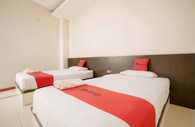 RedDoorz near Pantai Pede
