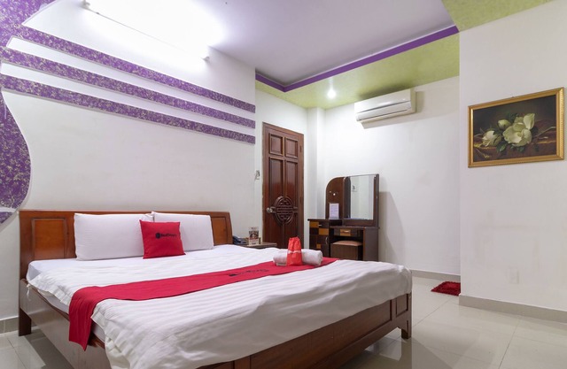 RedDoorz near Tan Huong Market 2