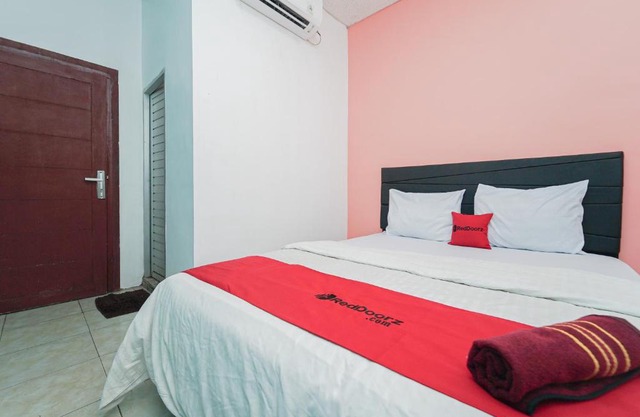 RedDoorz near Universitas YARSI