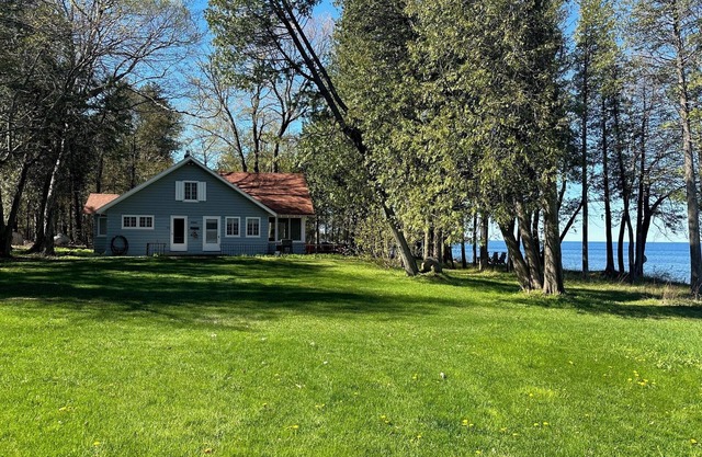Reduced fall rates! Private true waterfront, sleeps 12, dog friendly,