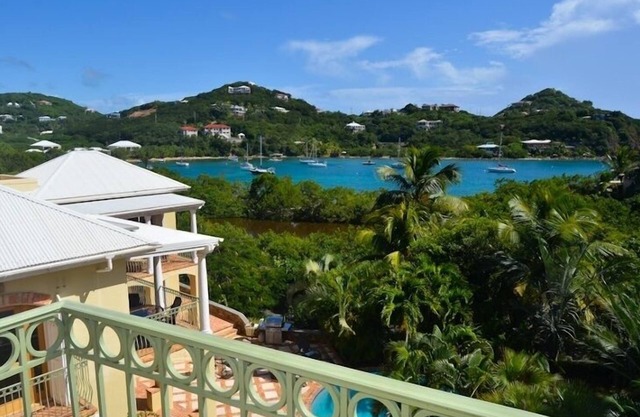 Reefside Villa: Full AC! Pool! Private sandy beach!