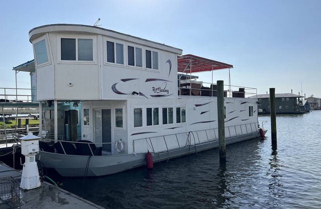 Reel Therapy 3 bedroom houseboat