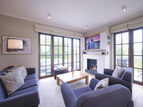 Reetland am Meer - LuxusPlus Reetdachvilla mit 4 Schlafzimmern, Außensauna, Loungebereich und Kamin H05