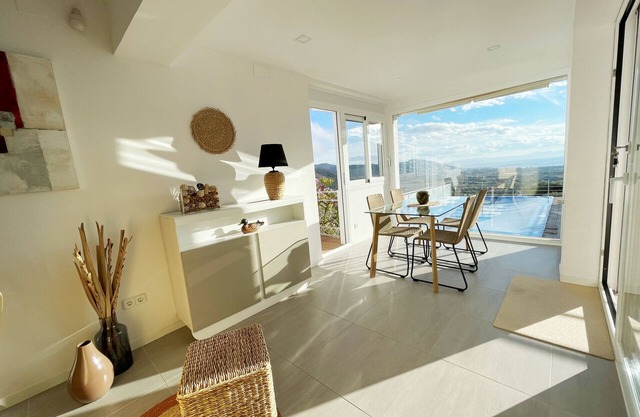 Ref. Alb30 - BEAUTIFUL AND SPACIOUS VILLA WITH POOL AND SEA VIEWS