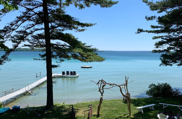Reflective Fall Color Weekends, 6 BR, 14 beds, 5 baths, Barrel Sauna, sleeps 22