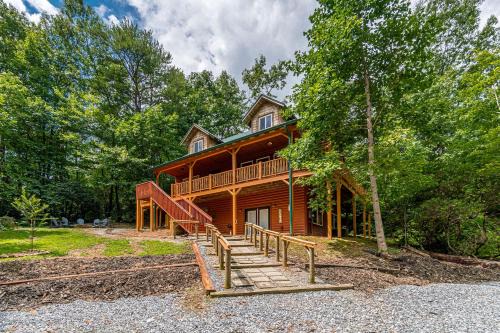 Refreshed Cabin with Spa and Private Deck in Sautee Nacoochee, Georgia