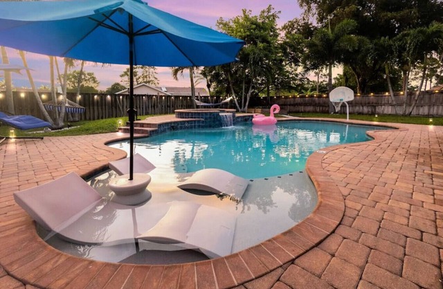 Regal Manor Paradise Dreamy Heated Pool/Spa Gym hosted by Relaxtay