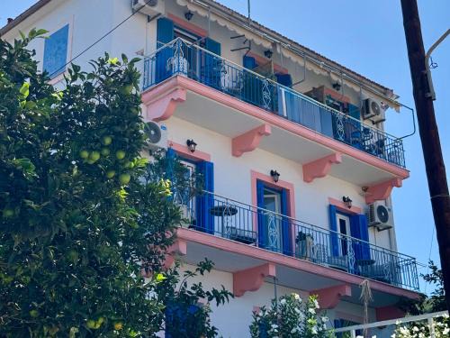 Reginas Studios & Apartments- Fiscardo view apartment