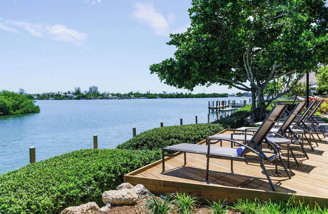 Relax and Recharge! 4 Awesome Units, Free Breakfast, Near Marathon Air Museum