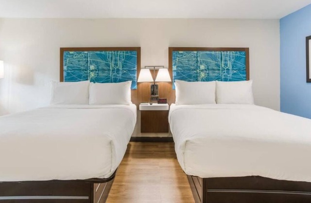 Relax and Unwind! 2 Comfortable Units, Pool, Short Drive to Cumberland Park