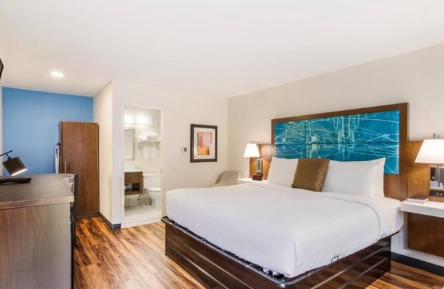 Relax and Unwind! 3 Comfortable Units, Free Parking and Breakfast, Pool