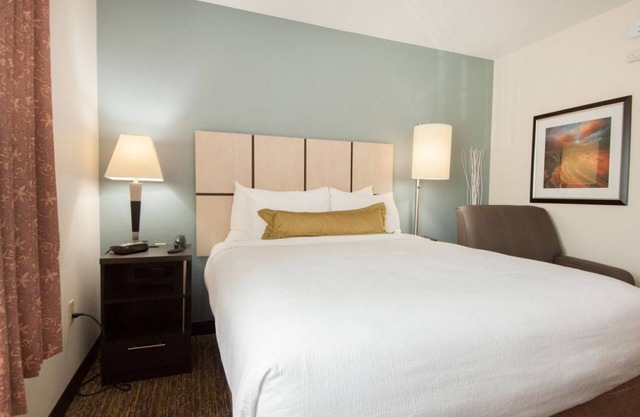 Relax and Unwind! 4 Comfortable Units, Kitchenette, Pets Allowed