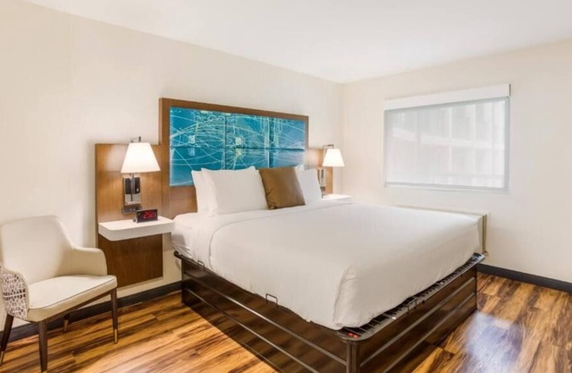 Relax and Unwind! Budget-friendly, Free Parking & Breakfast, Onsite Pool
