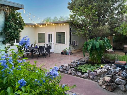 Relax at Artist's Secret Garden, KOI pond & COOL WATER jacuzzi, 4 BIG groups