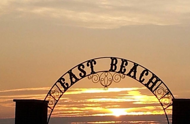 Relax at Lakeview Beach! Enjoy our Great Lake: views or steps to Beach & Parks!