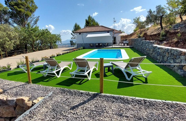 Relax en El Paraiso de Nitram y su Piscina de Agua Salada a los Pies del Algarin