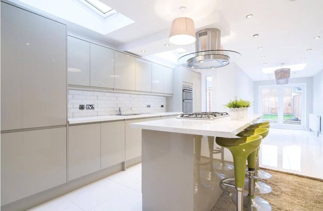 Relax in a 6-Bedroom House w/a Sunny Garden. Perfect for Group Business Travel!