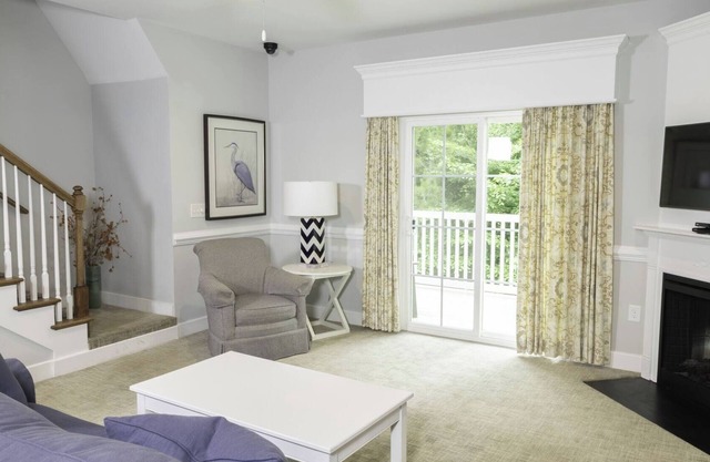 Relax in a Private Escape w/Whirlpool Tub & Garden Deck