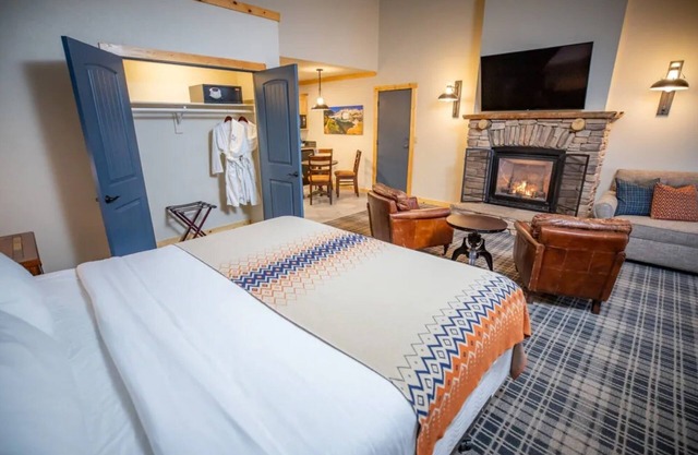 Relax in Mountain View Room Near Trails & Mammoth Ski Areas for Getaways